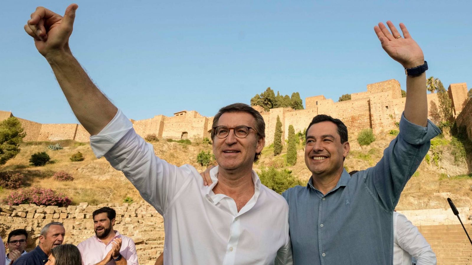 El líder del Partido Popular, Alberto Núnez Feijóo, y el candidato popular a la presidencia de la Junta de Andalucía, Juan Manuel Moreno, durante el mitin electoral celebrado este sábado en Málaga