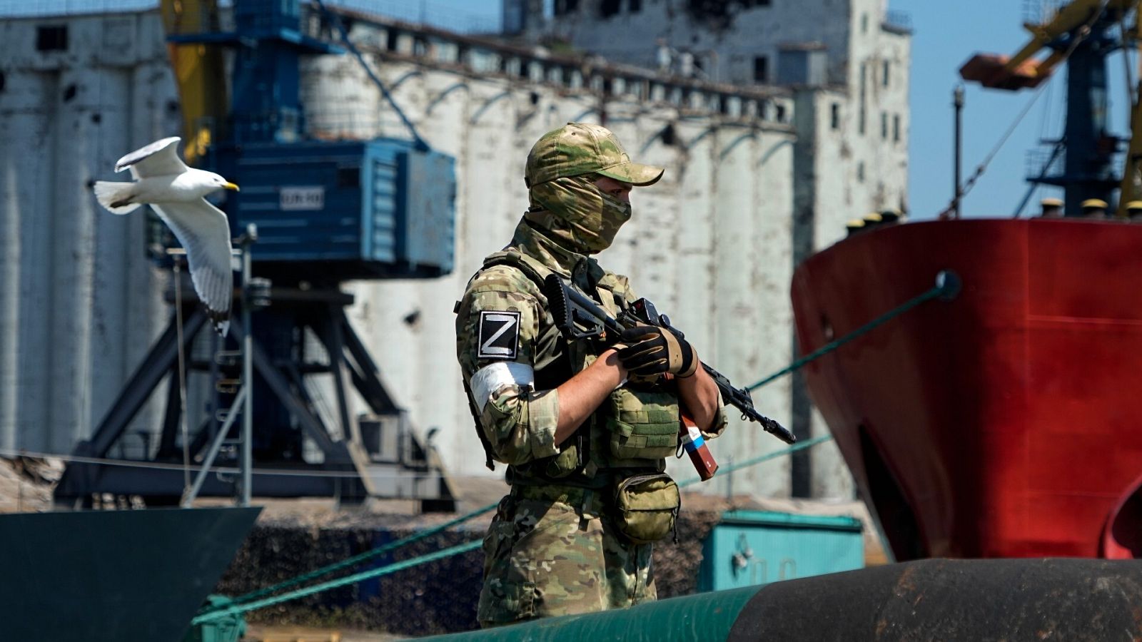 Un soldado ruso vigila un muelle del puerto de Mariúpol