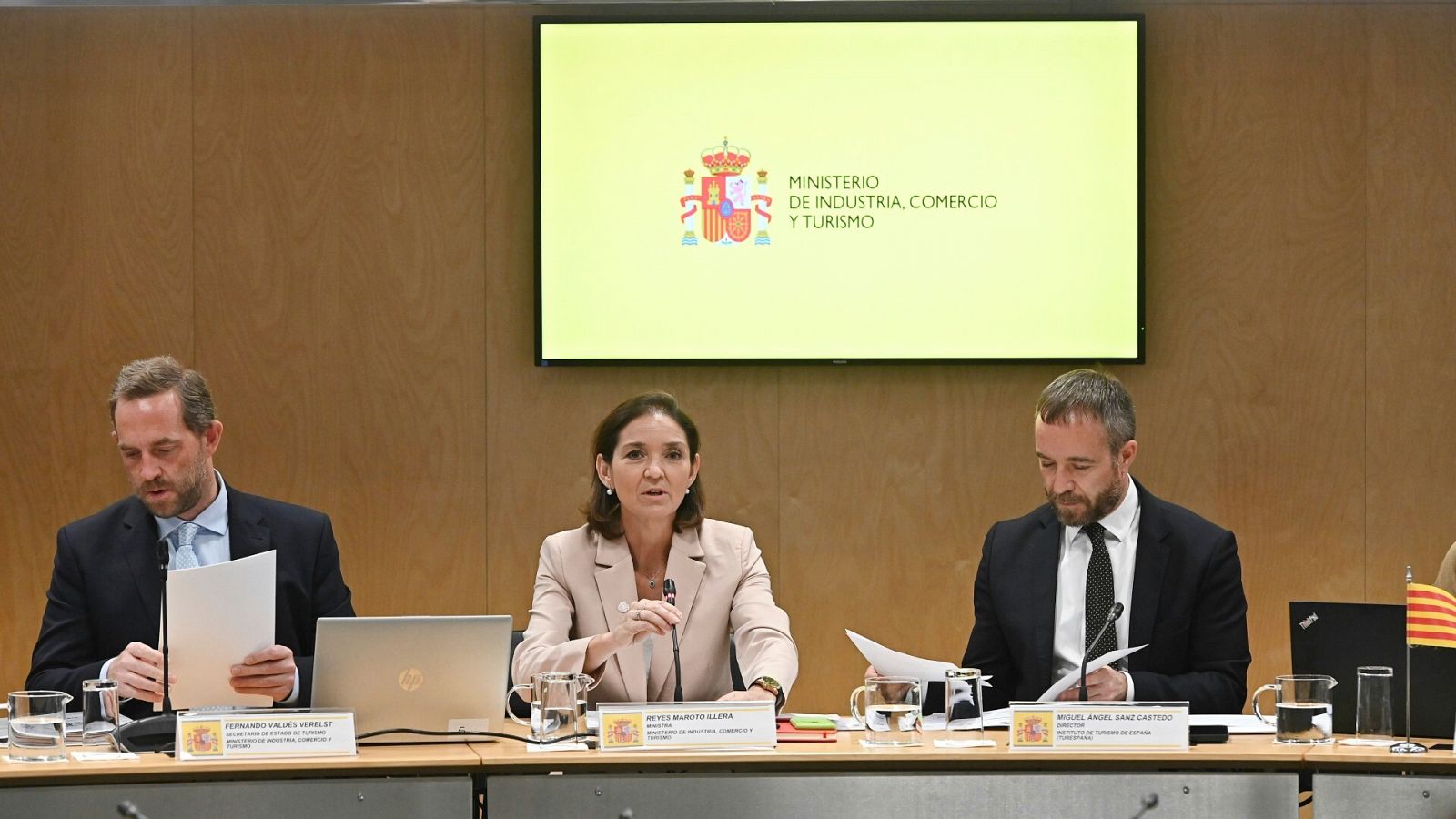 La ministra de Industria, Comercio y Turismo, Reyes Maroto, apompañada por el secretario de Estado de Turismo, Fernando Valdés, y el director del Instituto de Turismo de España, Miguel Ángel Sanz