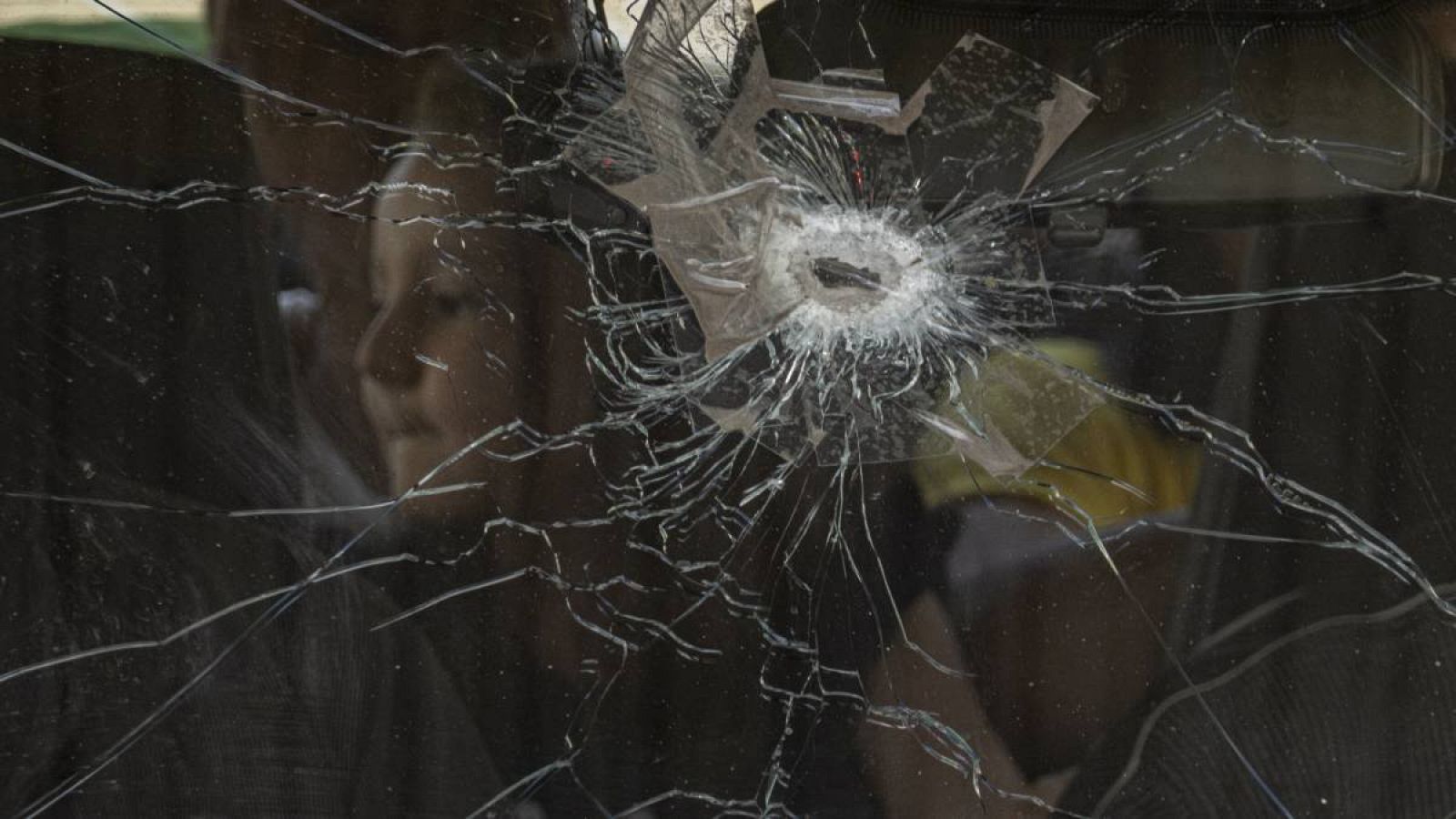 Una niña local dentro de un automóvil con el parabrisas roto en Mariúpol, Ucrania. 