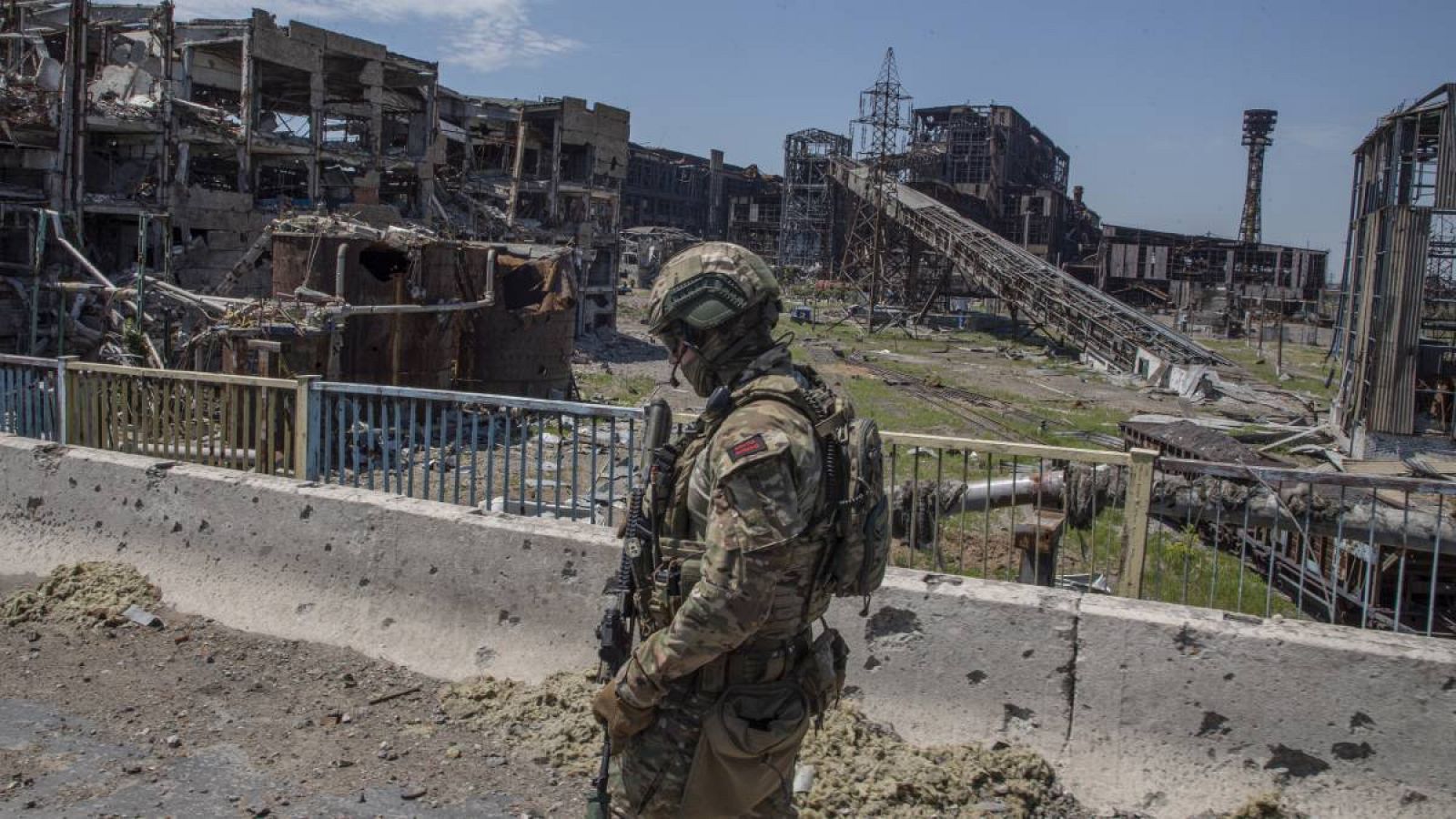 Un militar ruso inspeccionando un área de la planta siderúrgica Azovstal en Mariúpol. 
