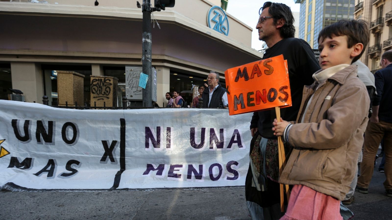 Imagen de archivo de una manifestación organizada por hombres en Buenos Aires para protestar contra los feminicidios y pedir la igualdad.