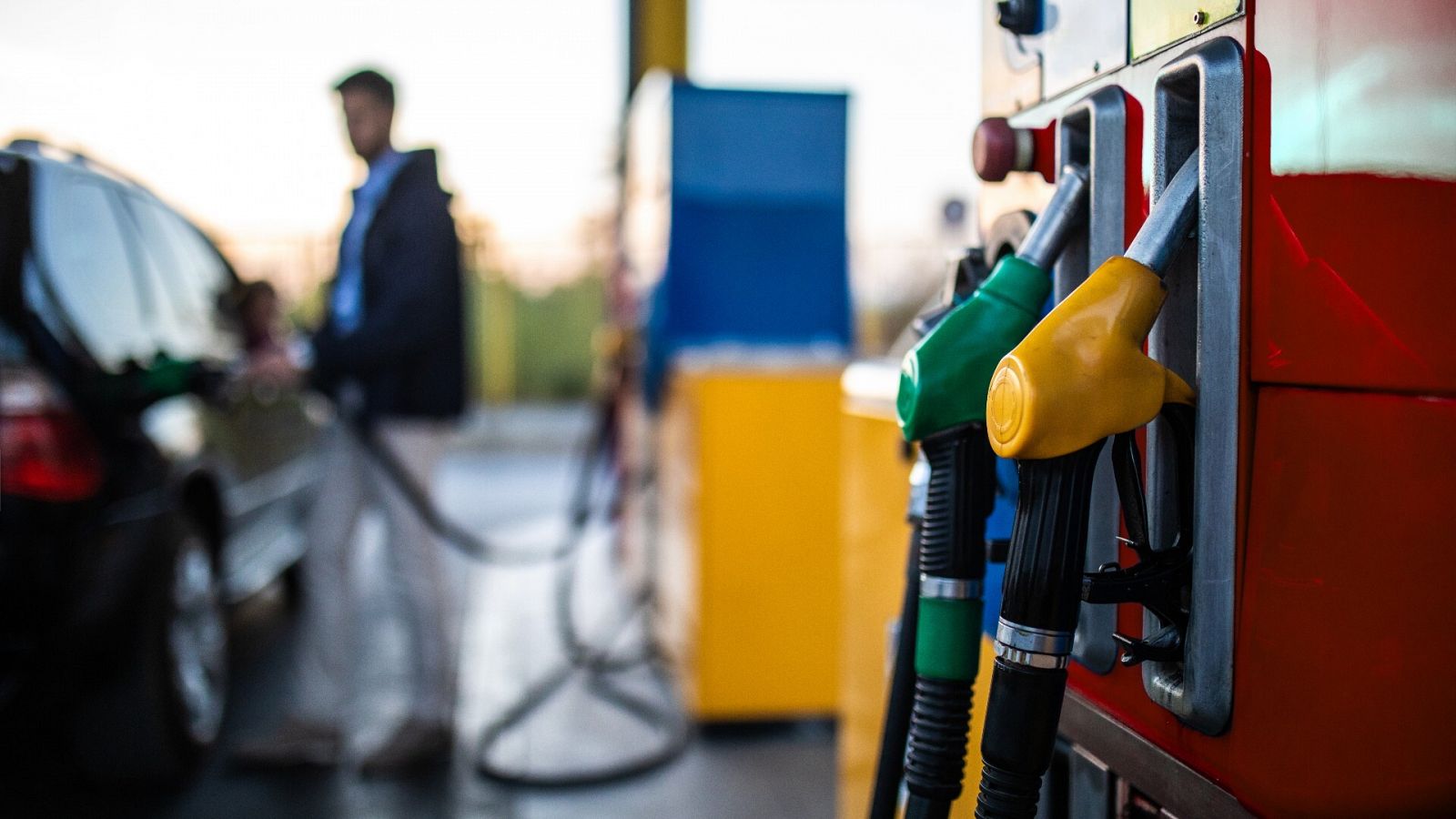 El precio de la gasolina se mantiene por encima de los dos euros