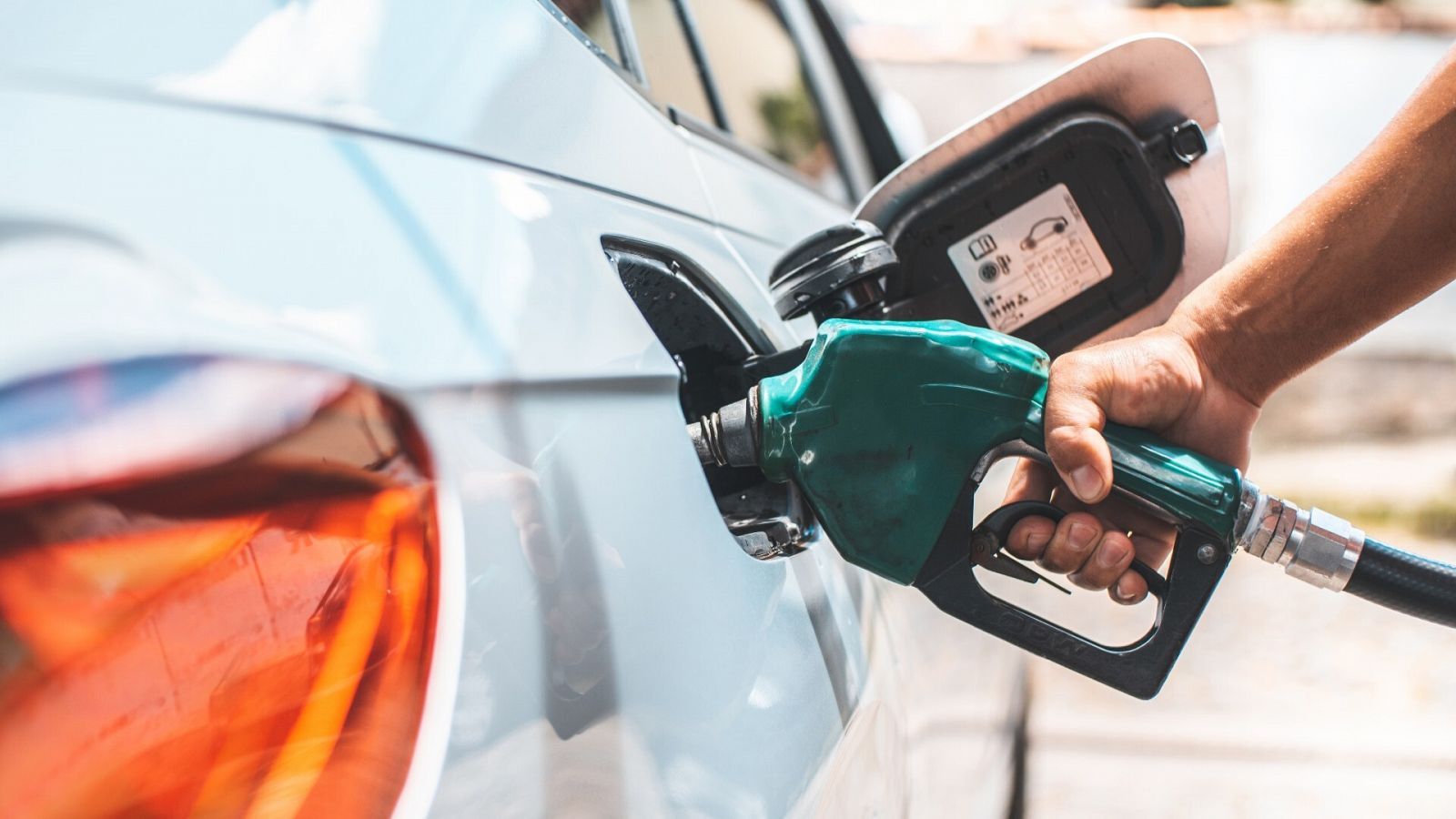 Facua asegura que la gasolina ha subido 75 céntimos en el último año y pide al Gobierno que fije precios máximos a los carburantes