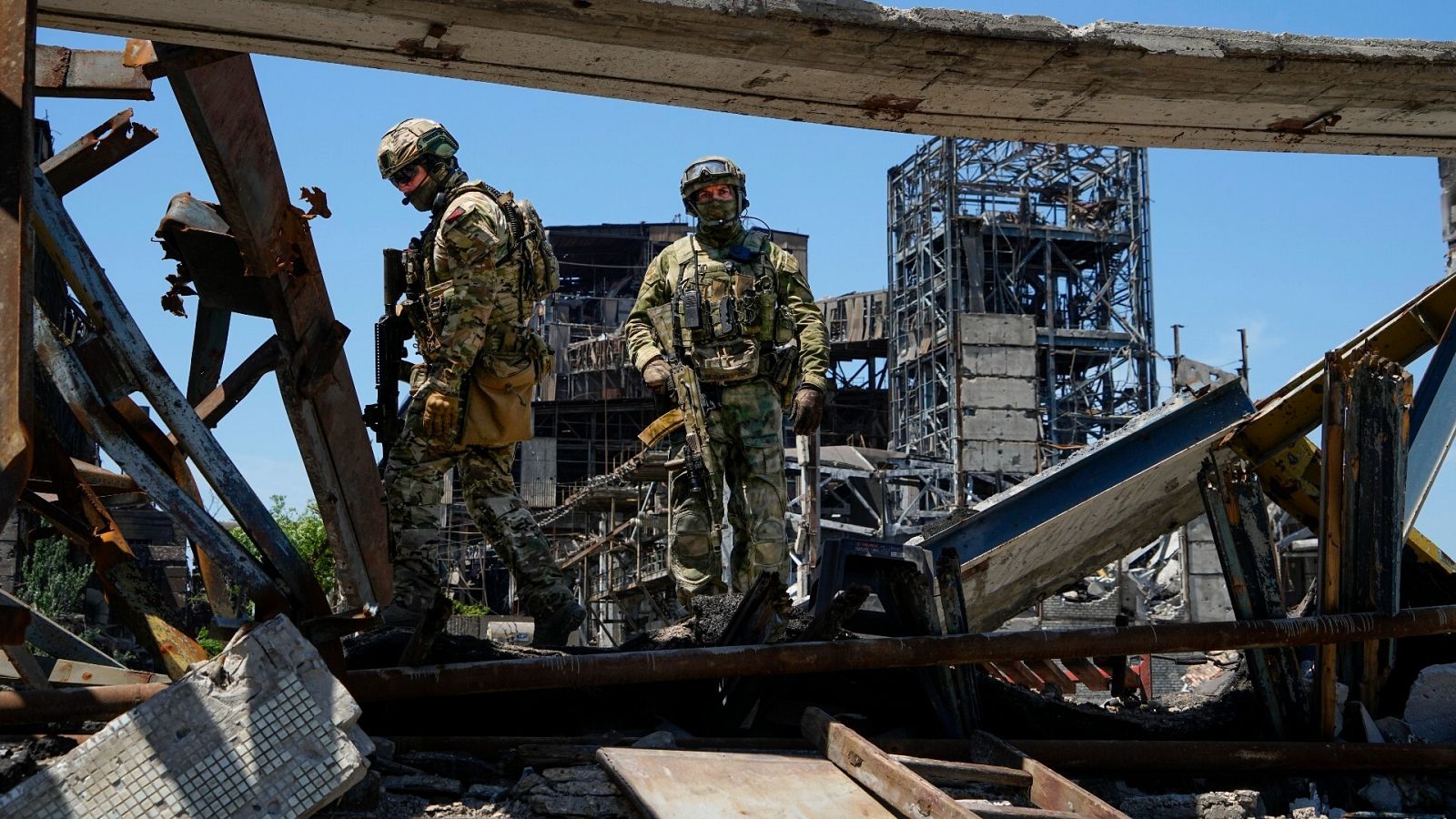 Soldados rusos caminan entre los escombros del combinado metalúrgico Azovstal, en Mariúpol.