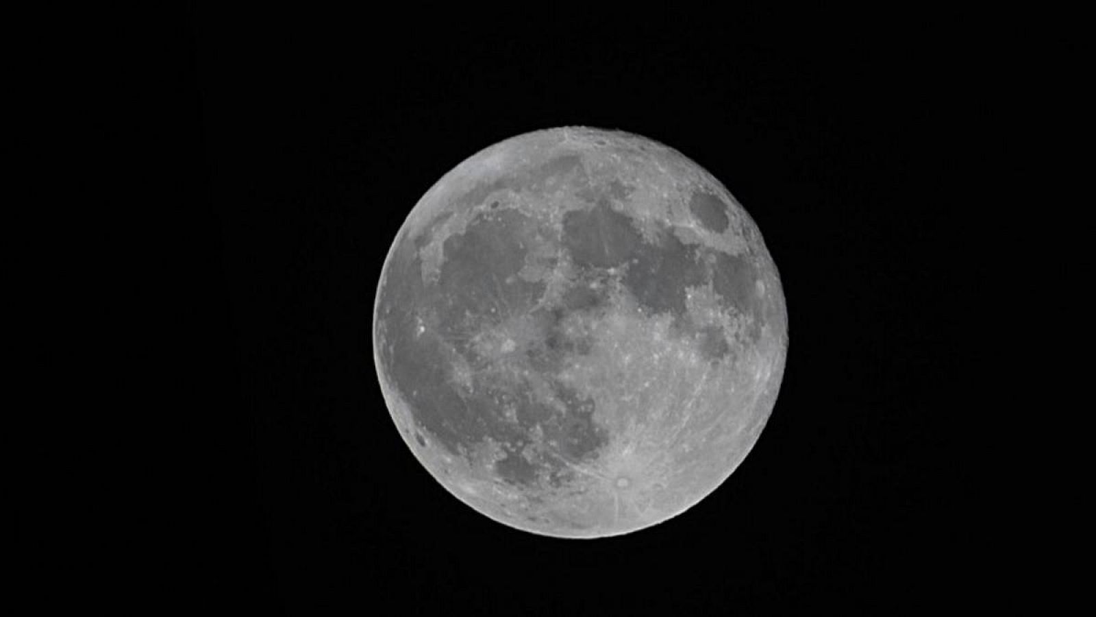 Vista de la última luna llena de esta primavera, conocida como "superluna de fresa", en Alcalá de Henares.