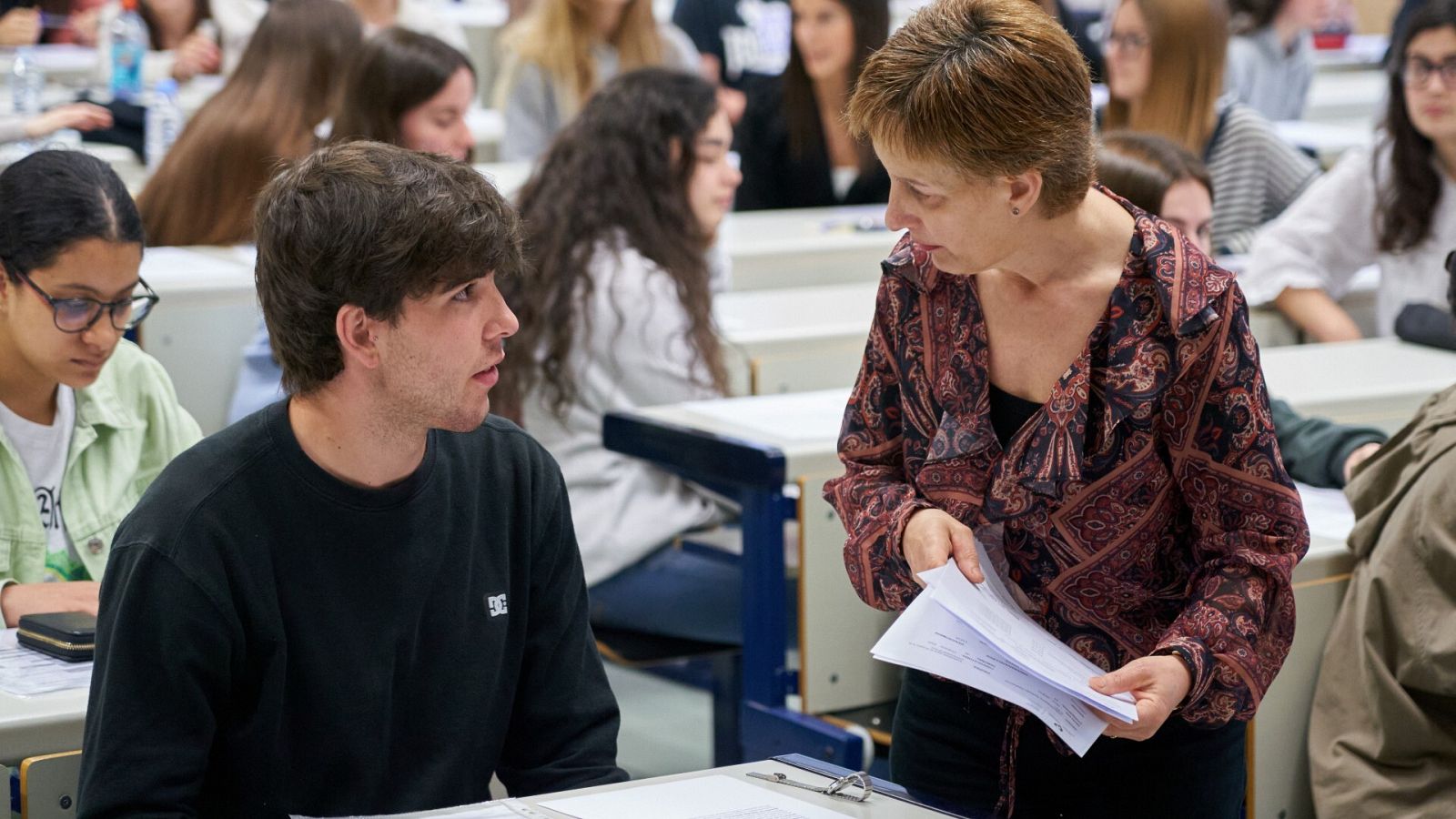 Alumnos de Bachillerato realizan la prueba de acceso a la universidad en Euskadi.