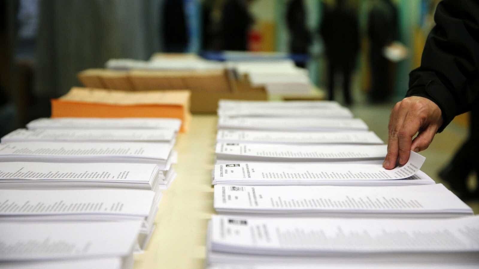 Un ciudadano se dispone a votar en un colegio electoral