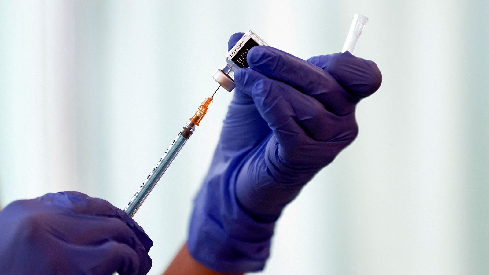 Se espera que las vacunas COVID estén actualizadas a la variante ómicron en otoño.