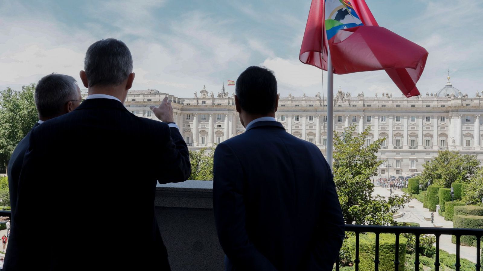 El secretario general de la OTAN, Jens Stoltenberg (i), el rey Felipe VI (c) y el presidente del Gobierno, Pedro Sánchez (d) observan el Palacio Real