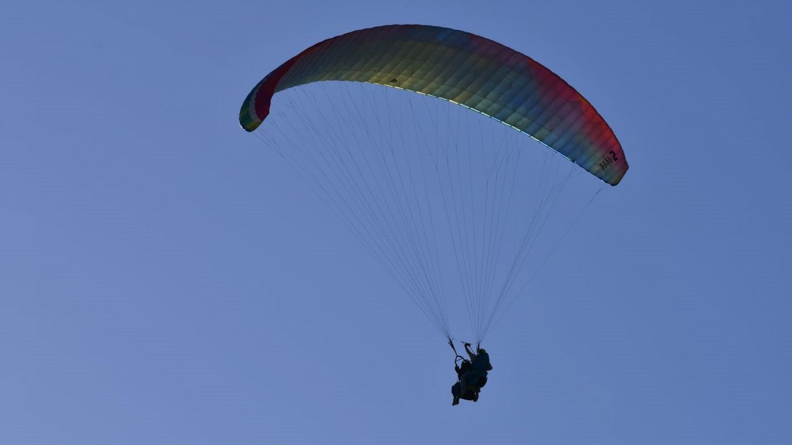 Mujeres volando en parapente