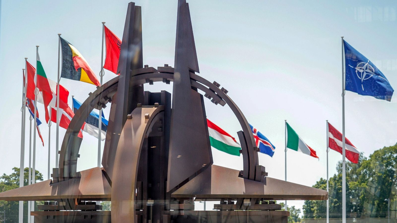 Las banderas de los países miembros de la OTAN ondean frente a su sede en Bruselas