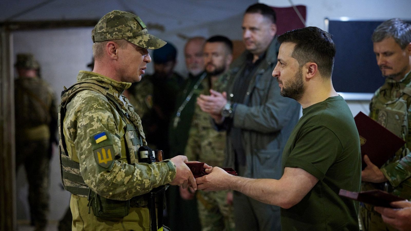 Zelenski visita a las tropas ucranianas en Mikoláiv