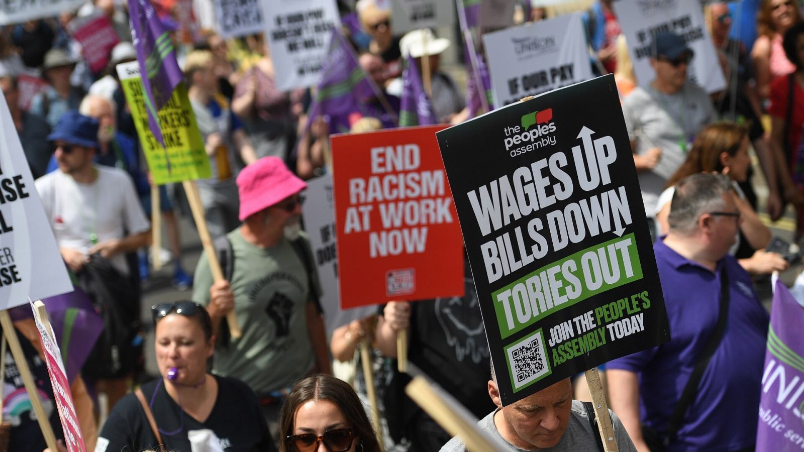 Protesta en Londres para reclamar más medidas contra el aumento de los precios