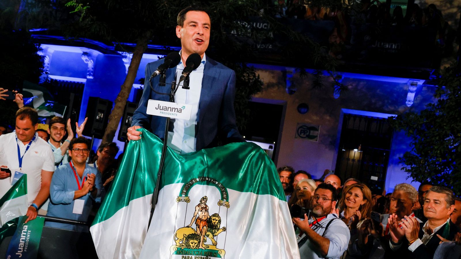 Juanma Moreno, celebra los resultados electorales con una bandera regiona