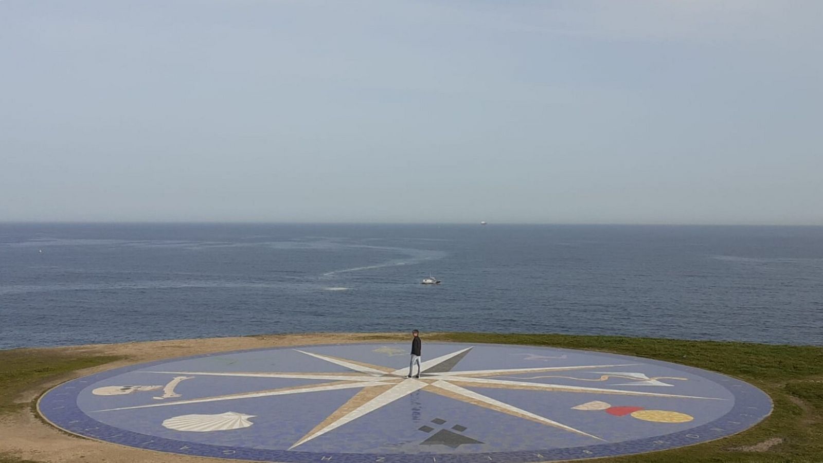 Hombre mirando al mar desde la Rosa de los Vientos en A Coruña
