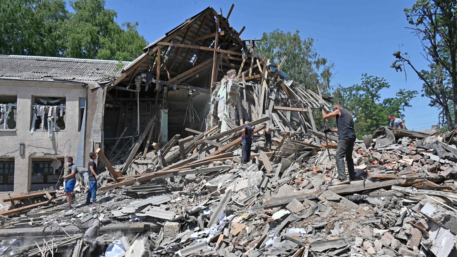 Ruinas de un edificio destruido por cohetes rusos en Liubotin, en la región de Járkov. Foto: SERGEY BOBOK / AFP