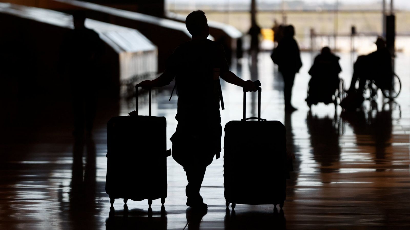 Varios pasajeros en el Aeropuerto Adolfo Suárez Madrid-Barajas.