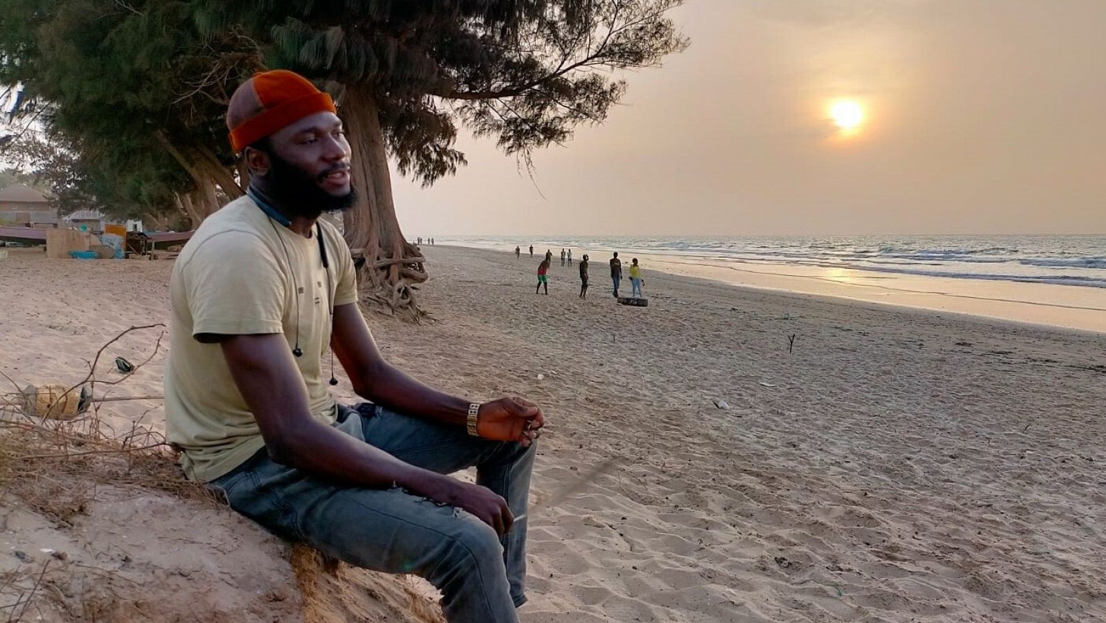 Salim frente al océano Atlántico teje sus sueños en Gambia