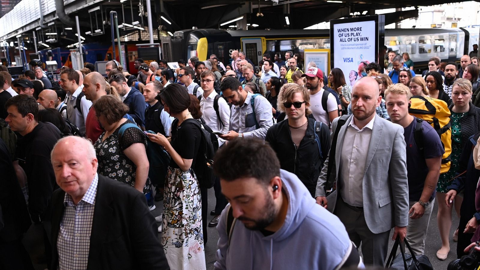 Usuarios en la estación de tren de Waterloo, en Londres, durante la huelga de transporte en el Reino Unido, el 21 de junio de 2022. EFE/EPA/ANDY RAIN