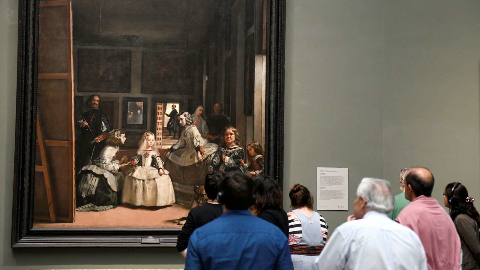 Visitantes observan el cuadro 'Las Meninas', de Velázquez, en el Museo del Prado