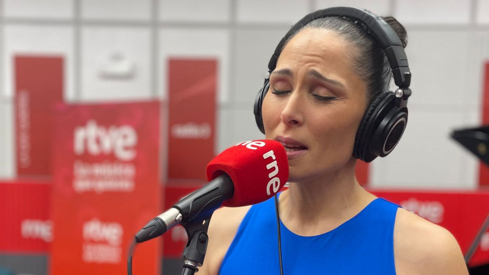 Rosa López cantando en 'Tarde lo que tarde'