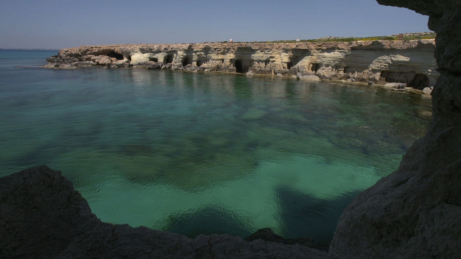  Paisatge costaner de Xipre amb el mar blau i les roques al voltant