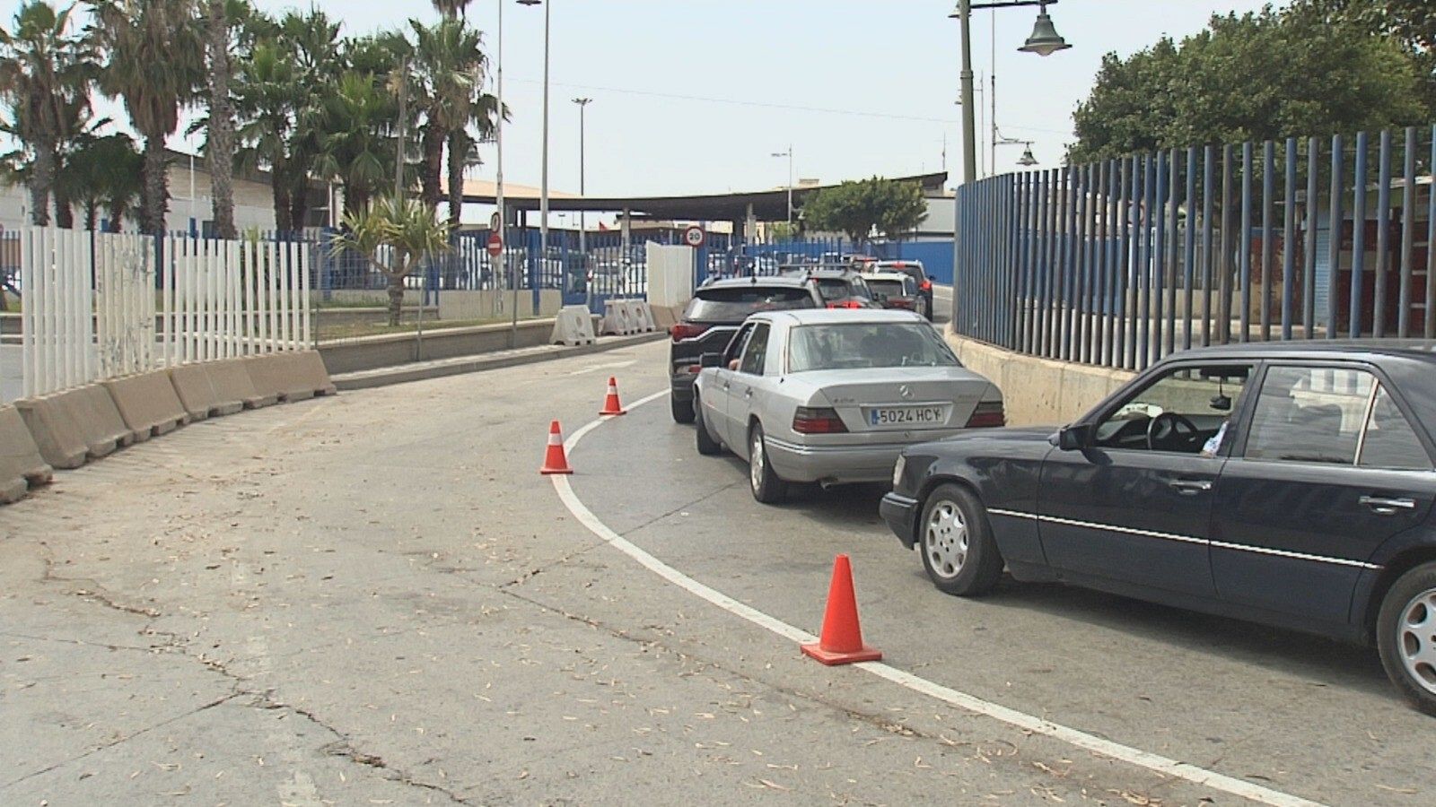 Cola de coches en el paso fronterizo de Beni-Enzar en Melilla