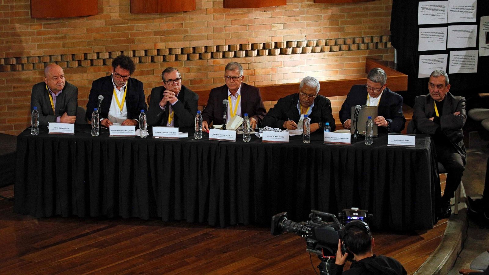 'Timochenko' y otros antiguos miembros de las FARC durante la audiencia en Bogotá