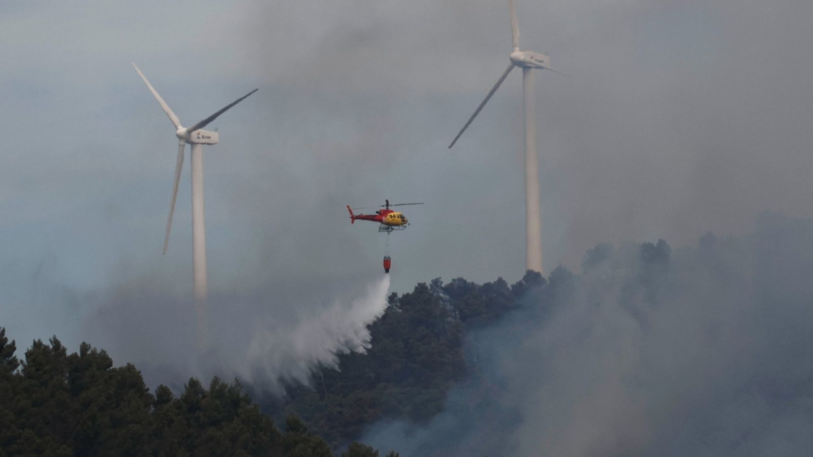 Varios helicópteros trabajan en las labores de extinción del incendio declarado en la zona de San Martín de Unx, en Navarra