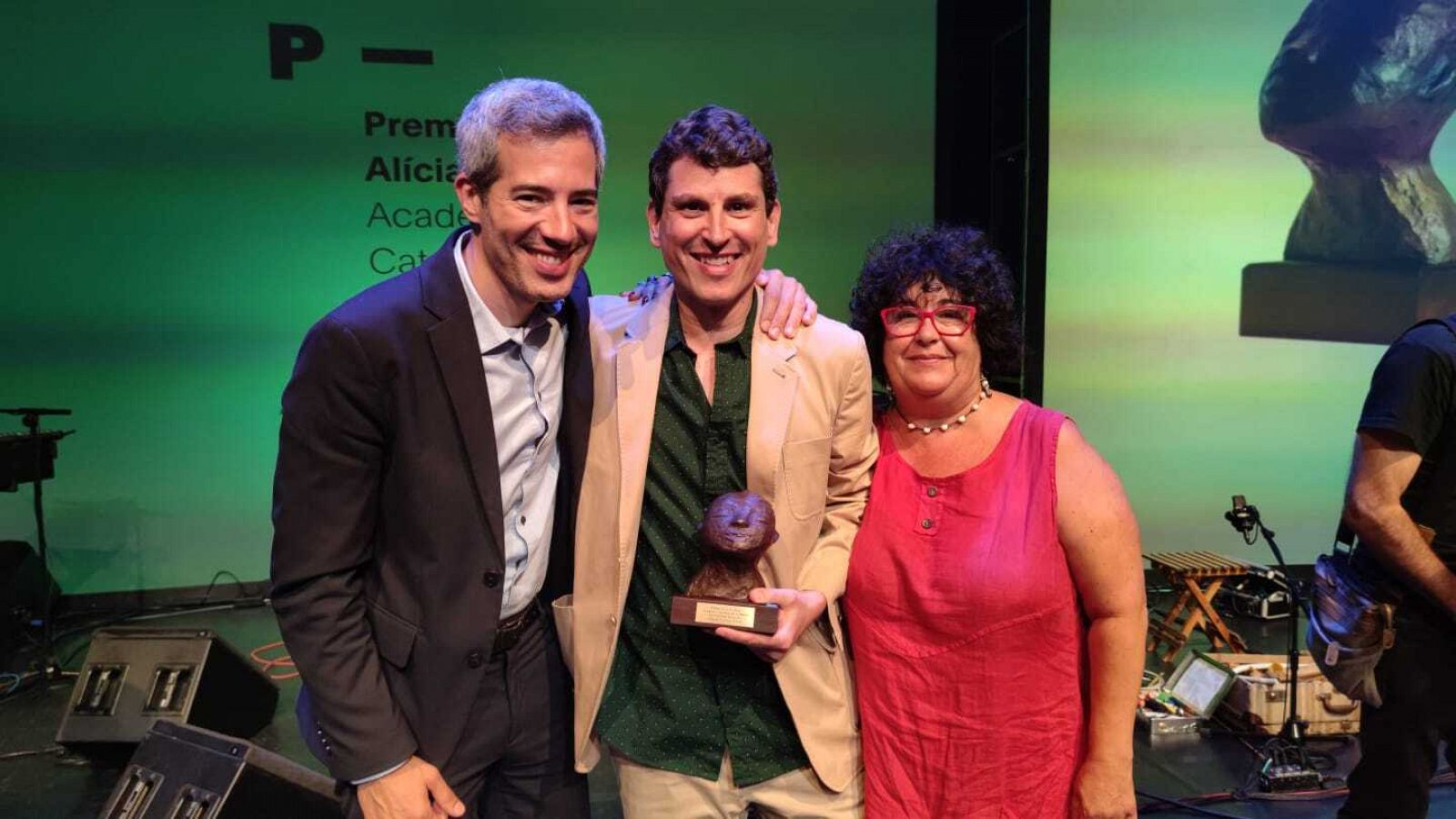 Gonzalo Bello amb el premi a la mà, al seu costat Oriol Nolis i Consol Saenz