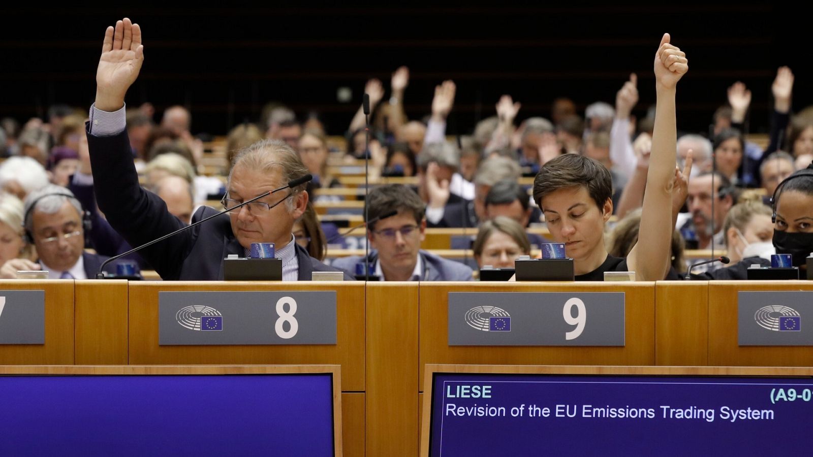Miembros del Parlamento Europeo votan sobre la revisión del sistema de comercio de emisiones en la sesión plenaria en Bruselas.