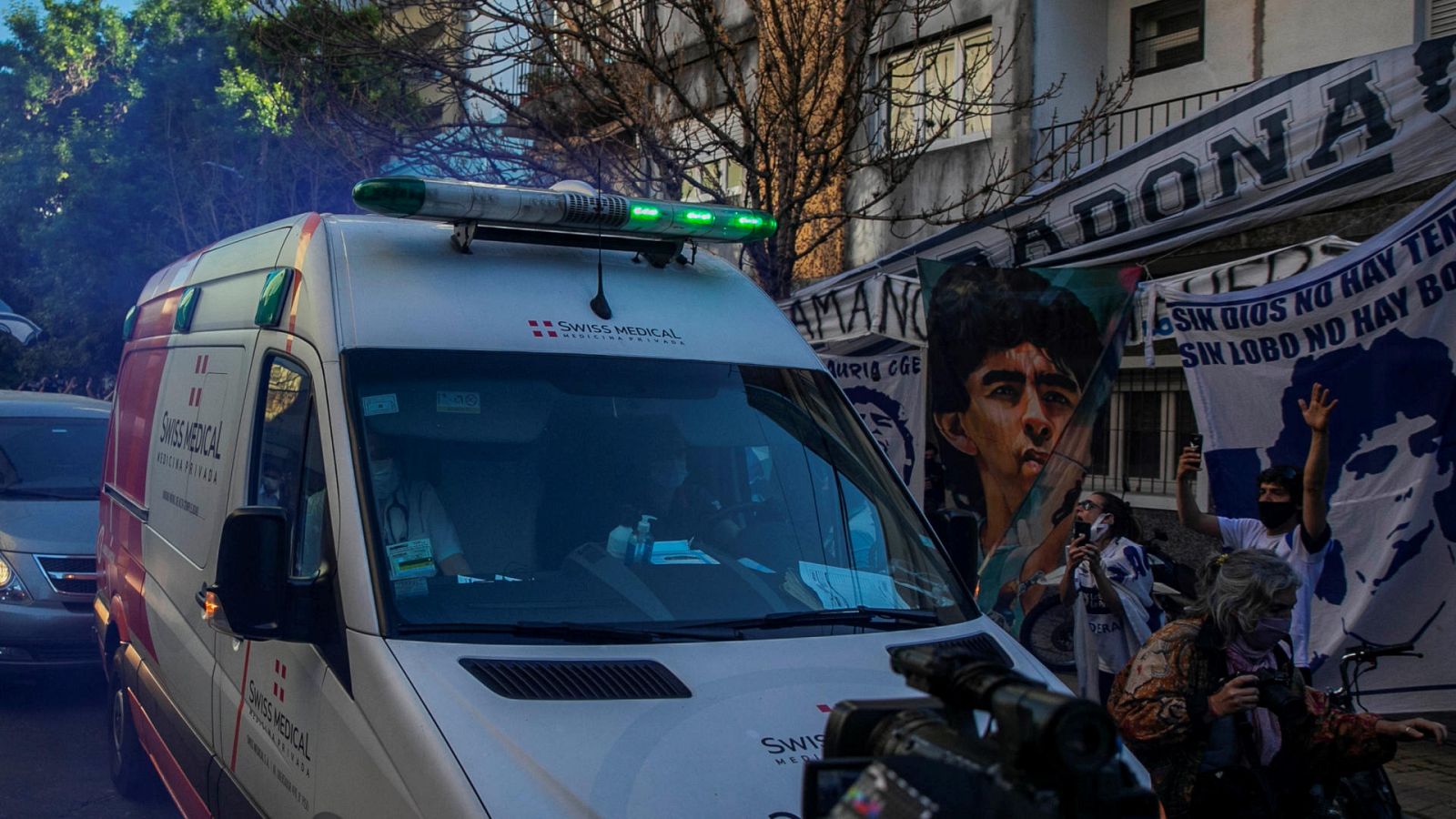 Traslado en ambulancia de Diego Maradona antes de su última operación