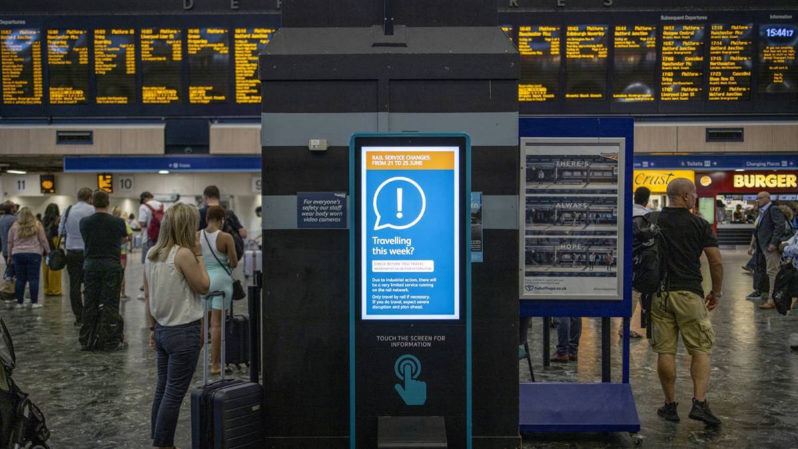 Un cartel informa a los viajeros de las huelgas ferroviarias nacionales en la estación de Euston en Londres, Reino Unido.