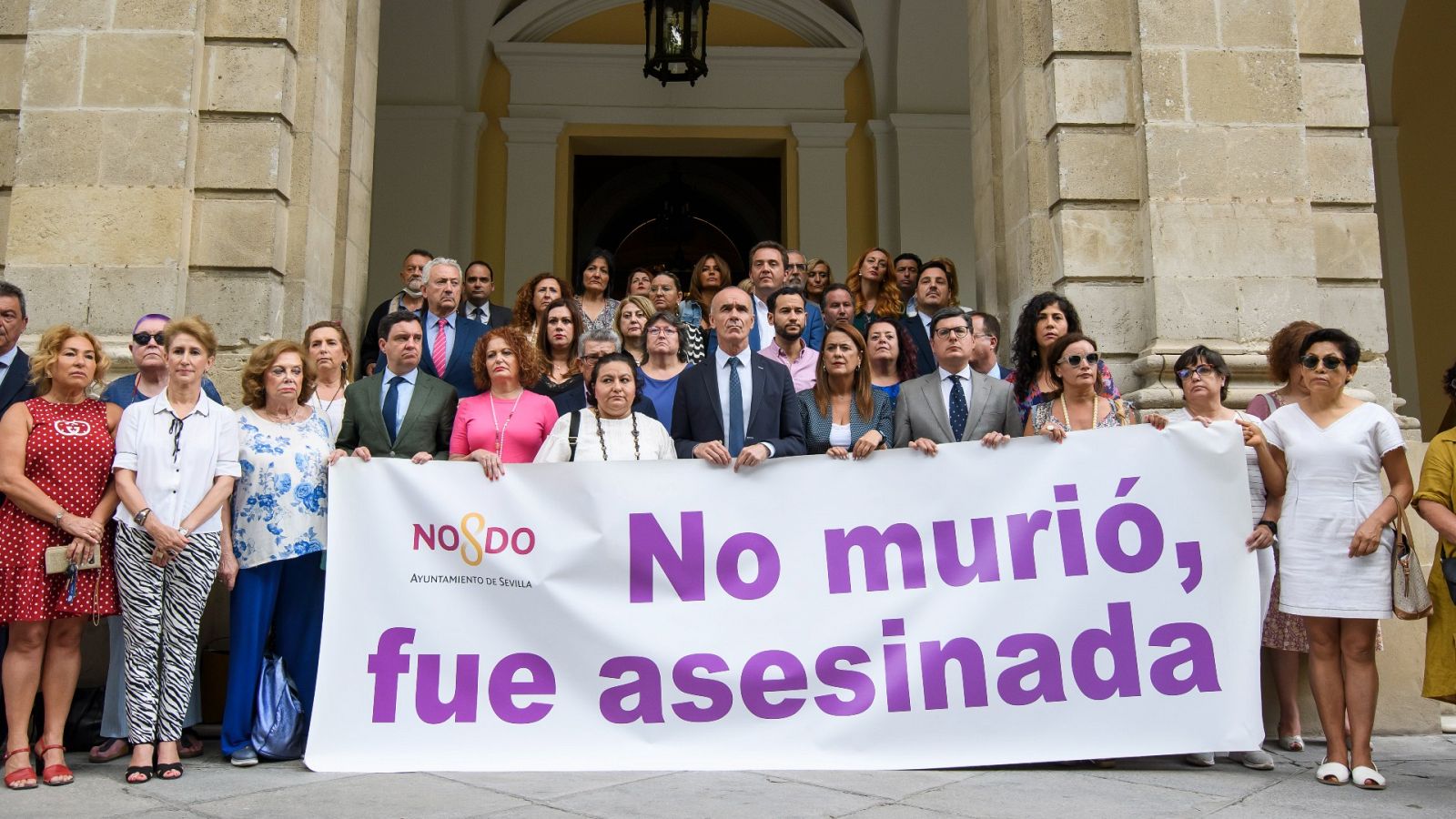 El Ayuntamiento de Sevilla guarda un minuto de silencio por la última víctima de violencia de género