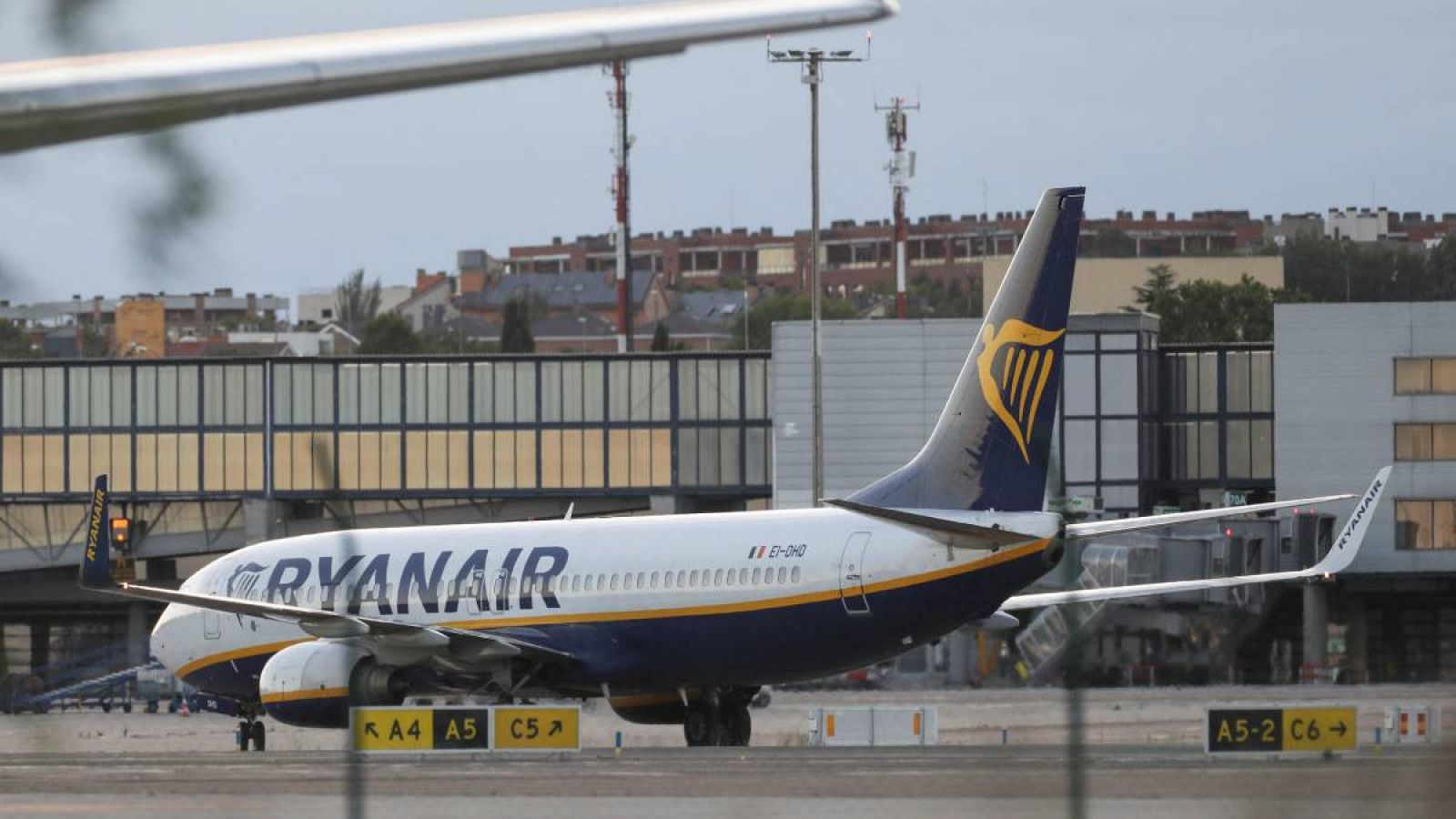 Un Boeing 737-8AS de Ryanair se ve estacionado en la pista del aeropuerto Adolfo Suárez Madrid-Barajas, en Madrid, España.