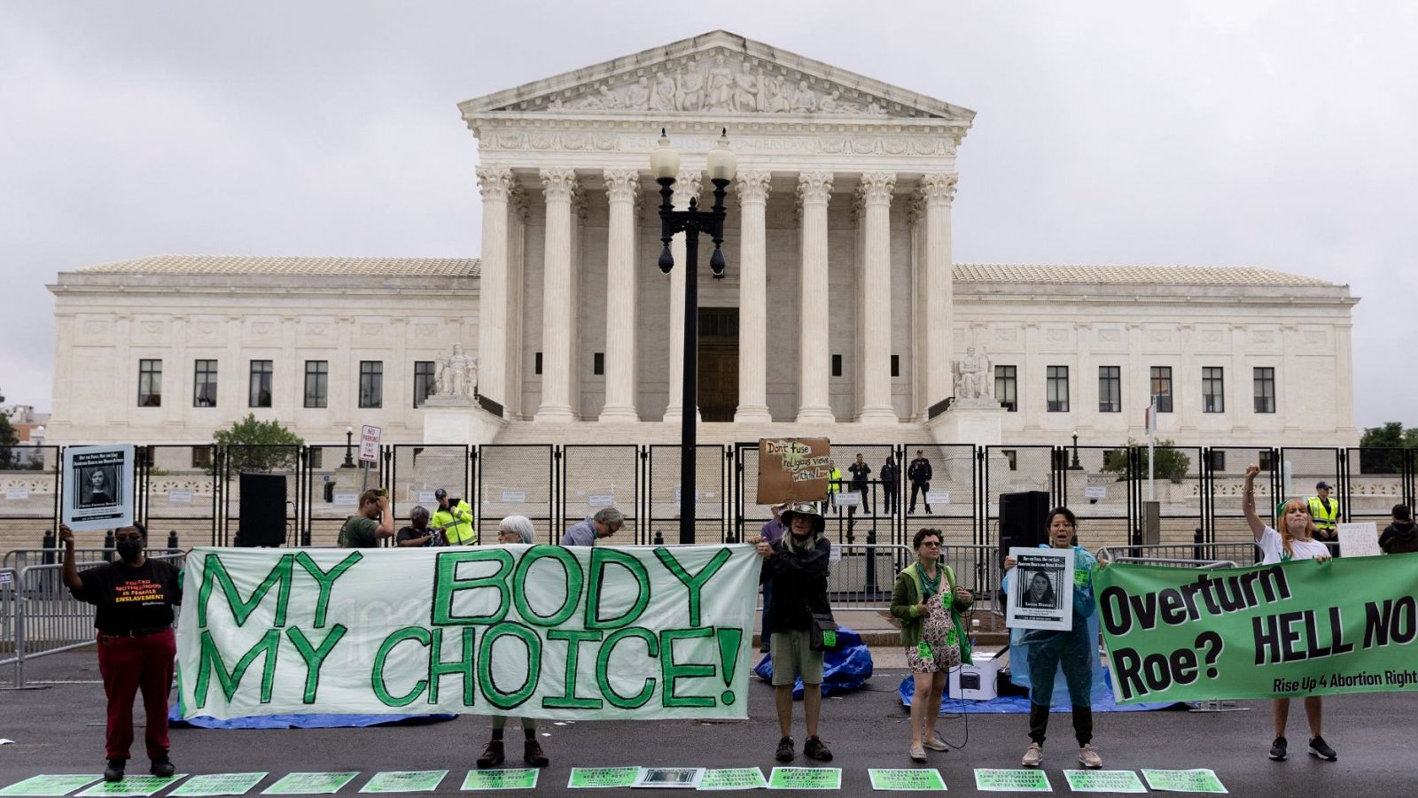 Cientos de personas se concentran frente al Tribunal Supremo después de que revocara el histórico fallo 'Roe versus Wade' de 1973 que reconoció por primera vez en el país el derecho constitucional de la mujer al aborto