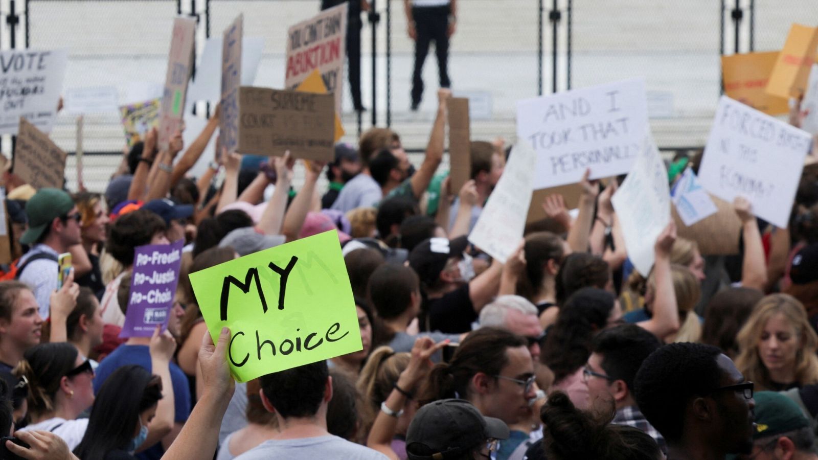 Manifestantes por el derecho al aborto protestan ante la Corte Suprema tras la derogación de la sentencia 'Roe versus Wade'