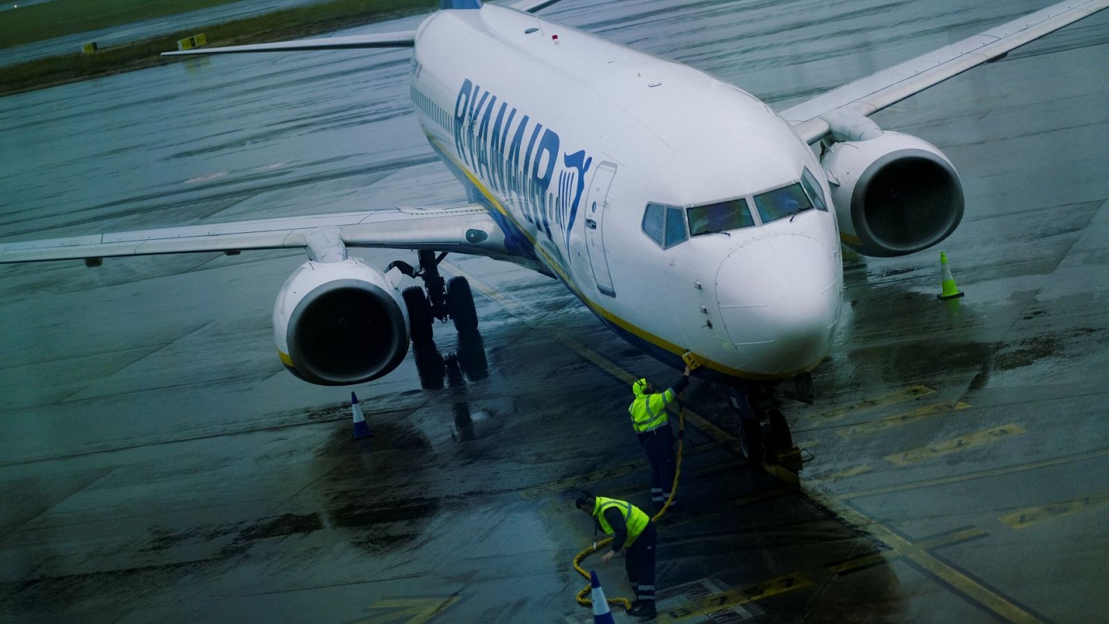 Un avión de Ryanair en el aeropuerto de Santiago de Compostela