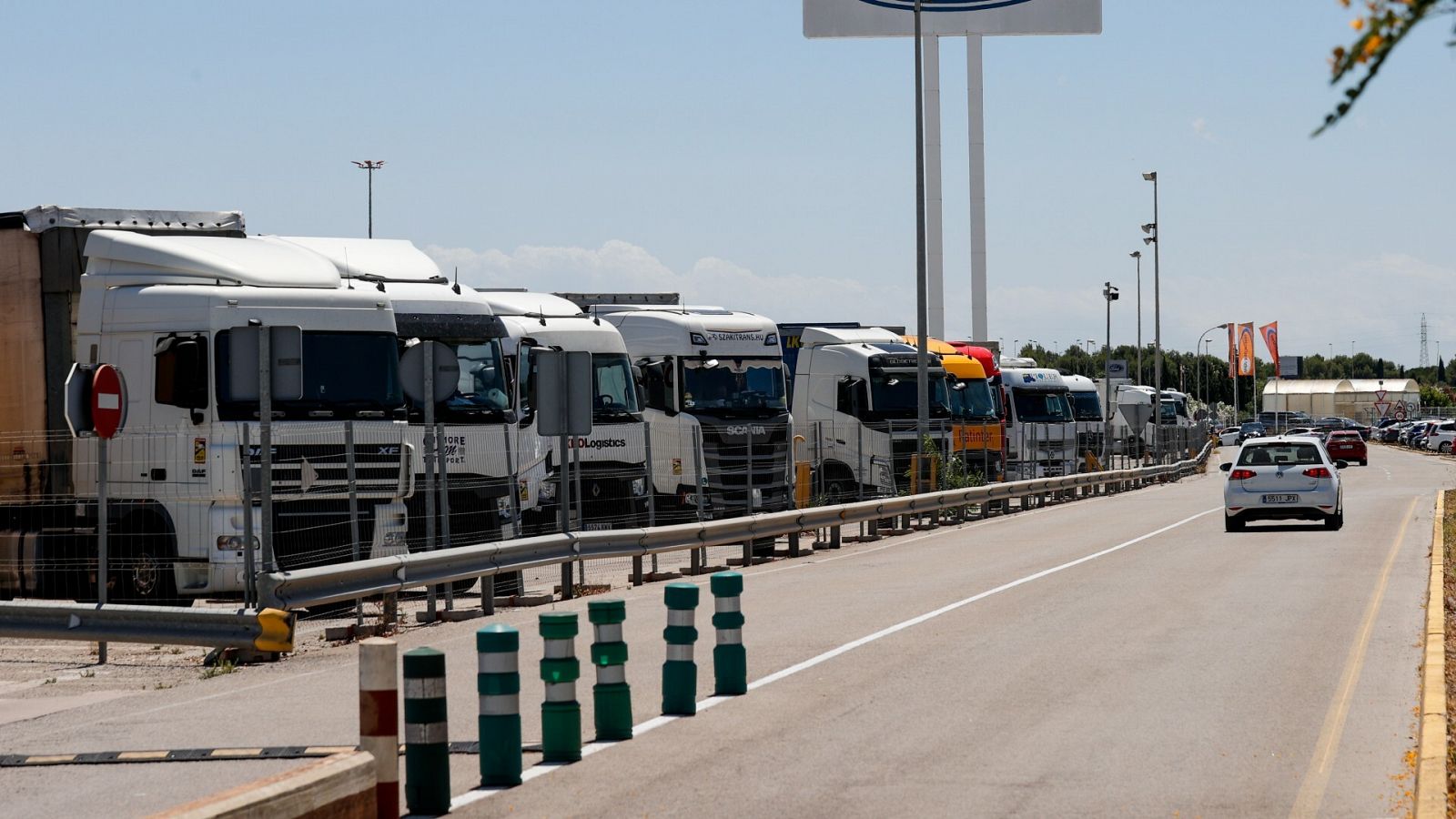 Unos camiones aparcados en Valencia