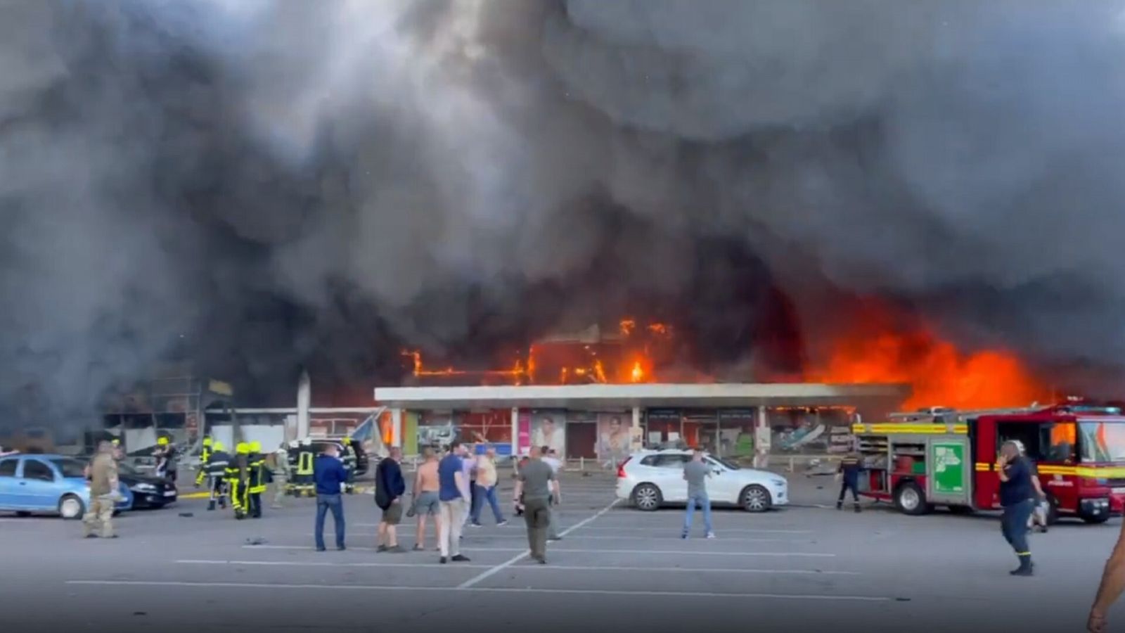 Imagen del incendio producido tras el ataque ruso sobre el centro comercial en Kremenchuk