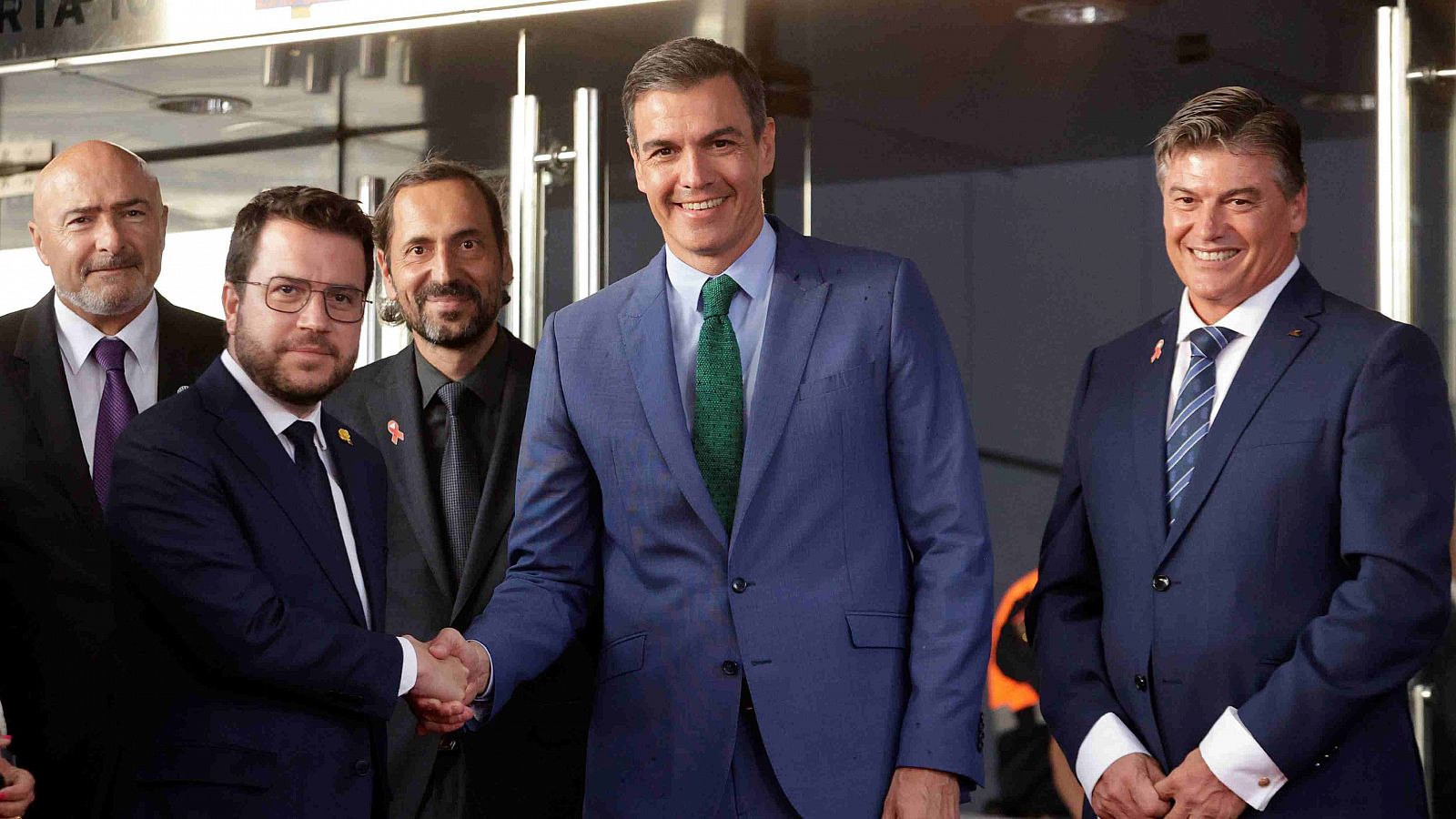 Els presidents Pedro Sánchez i Pere Aragonès se saluden a l'inci de l'entrega dels premis de Pimec
