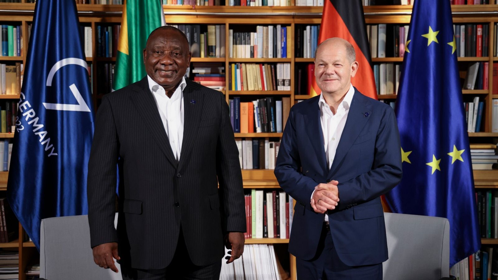 El presidente de Sudáfrica, Cyril Ramaphosa (izq.), y el canciller alemán, Olaf Scholz (dch.), en Elmau, Alemania