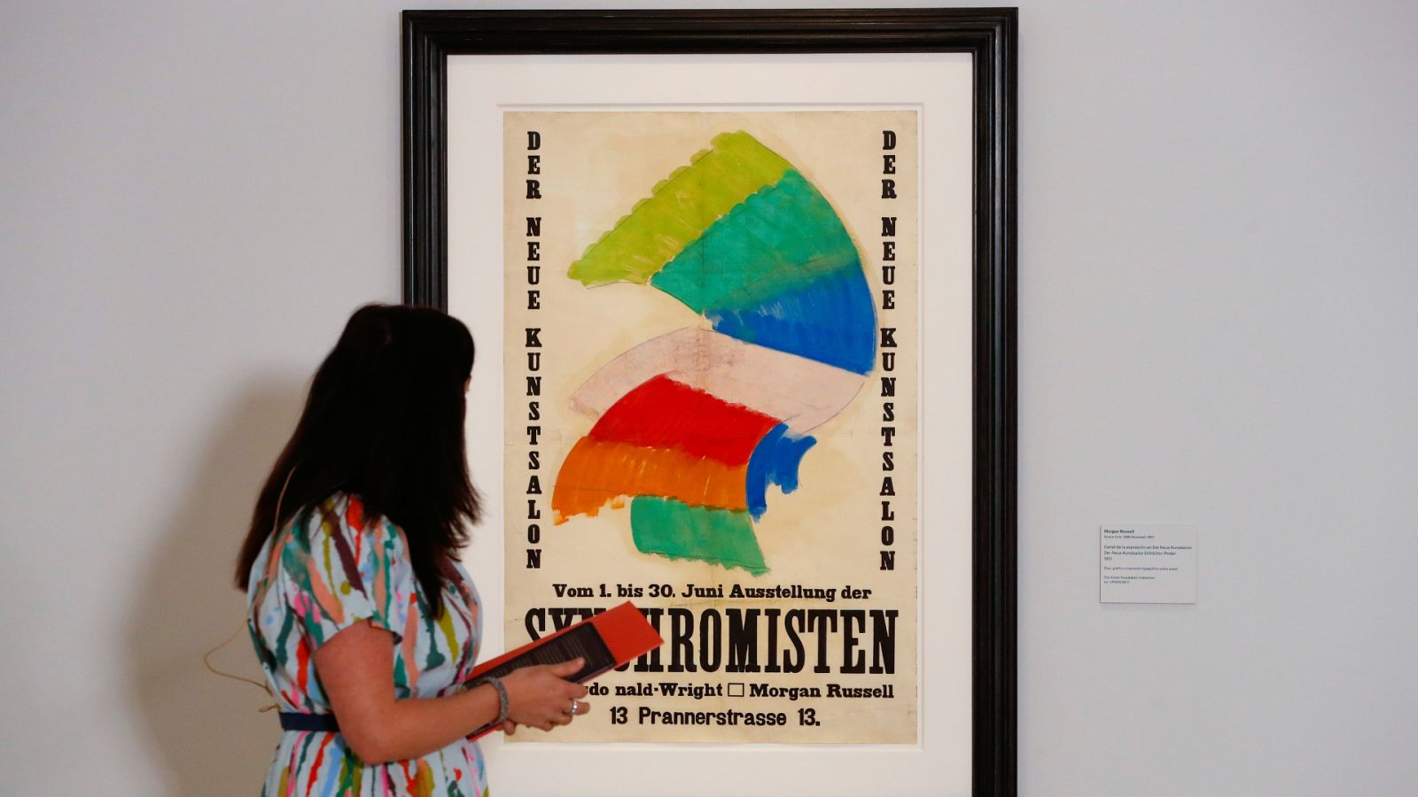 Una mujer visita la exposición 'Los sincromistas' en el Museo Thyssen de Madrid