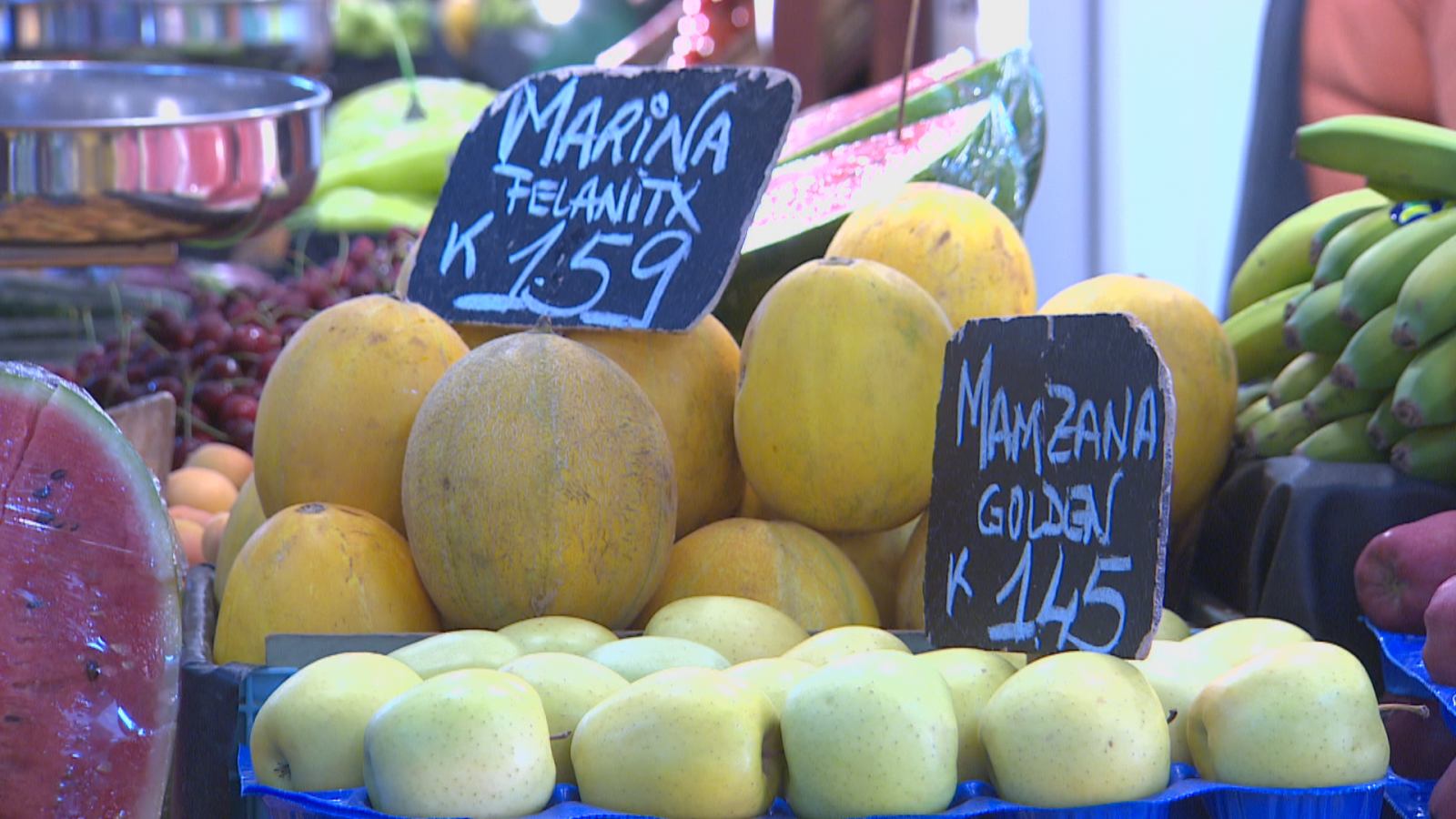 Fruites amb els preus al mercat Pere Garau