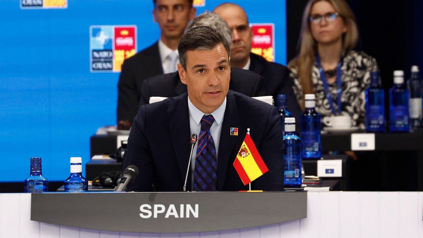El presidente del Gobierno ha intervenido en la cumbre de la OTAN mientras la bandera de España estaba boca abajo