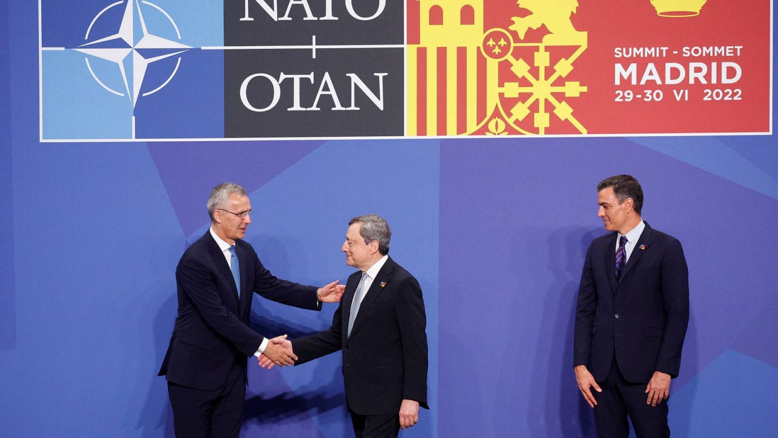 Pedro Sánchez y Jens Stoltenberg reciben al primer ministro italiano, Mario Draghi, en la cumbre de la OTAN