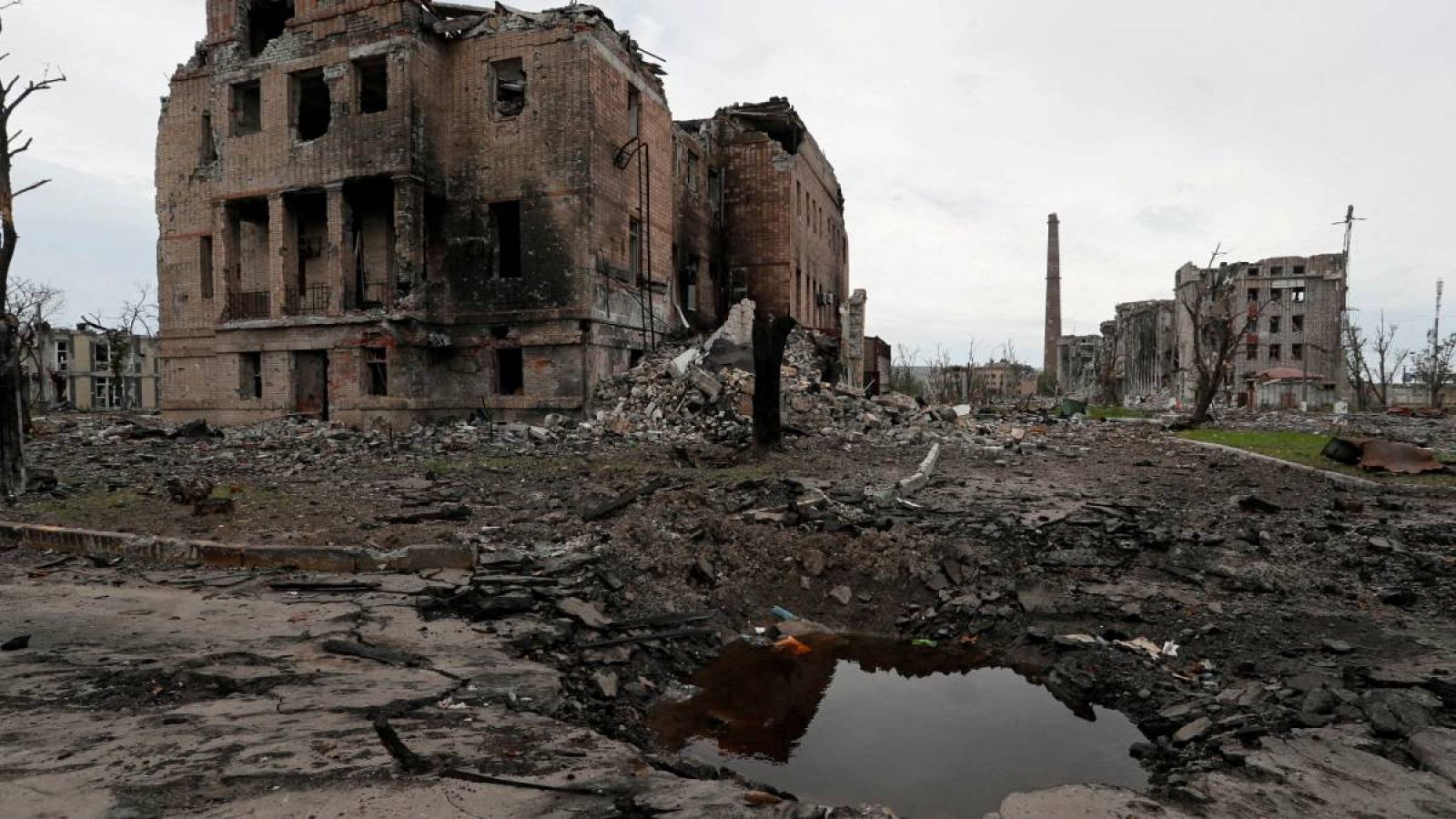 Las instalaciones destruidas se ven en la planta de acero Azovstal durante el conflicto Ucrania-Rusia en la ciudad portuaria sureña de Mariupol, Ucrania. 