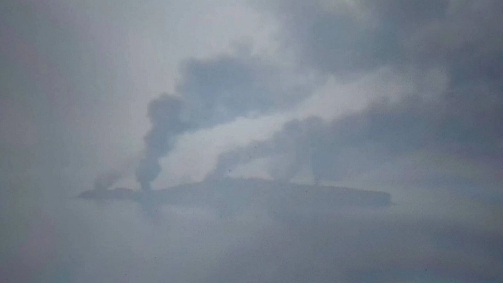 Vista de la isla con cinco enormes columnas de humo negro, ofrecida por Ucrania.