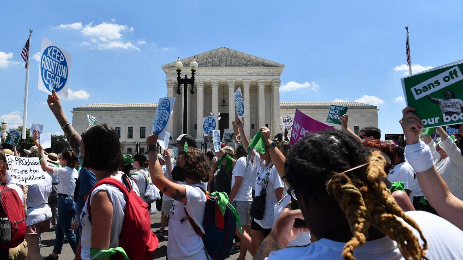 Gente manifestándose frente al Tribunal Supremo de Estados Unidos por la decisión de dicha corte de derogar el derecho al aborto en el país.